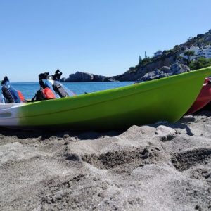 kayak-la-herradura-granada-playa-marina-del-este-ruta-guiada-en-kayak-escursión-kayak-alquiler-kayal-kayak-en-playa-kayak-en-pantano-2-600x450